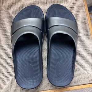 Oofos OOaah Dark Gray Metallic Slides Size 10